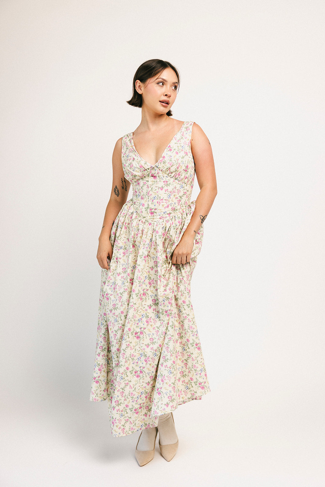 blommig klänning med haddie-motiv