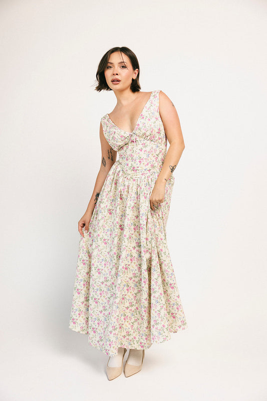 blommig klänning med haddie-motiv