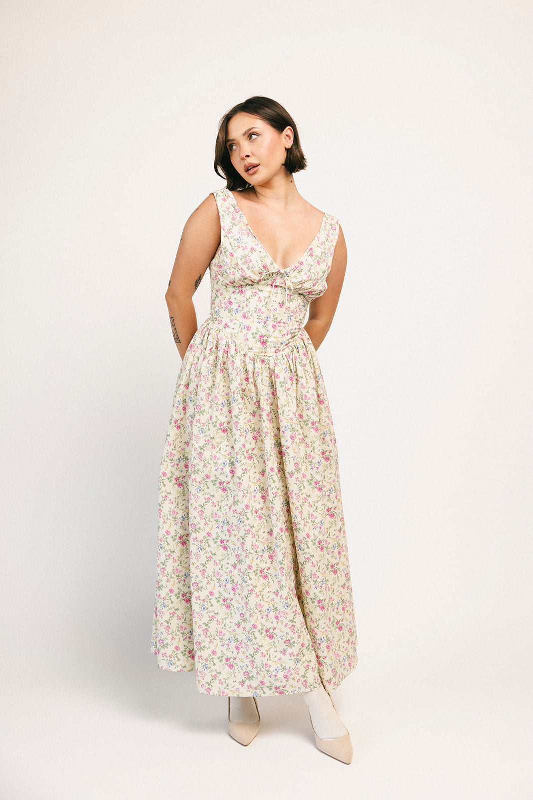 blommig klänning med haddie-motiv
