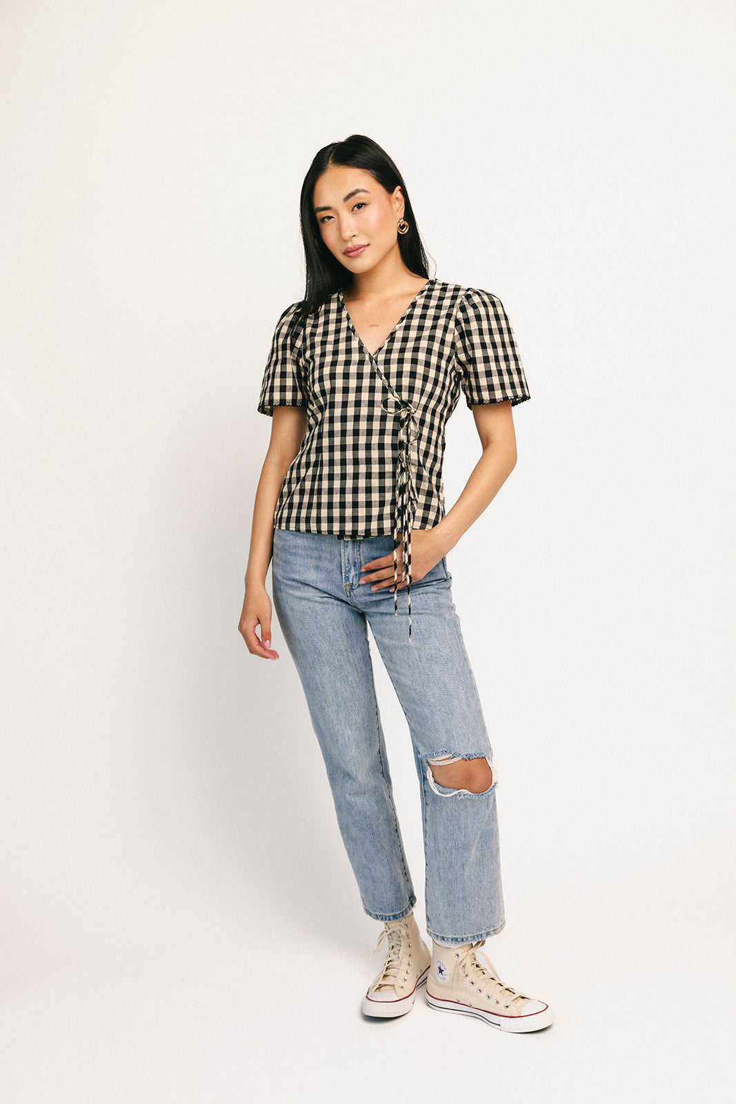 Justine gingham-topp med omlottmönster