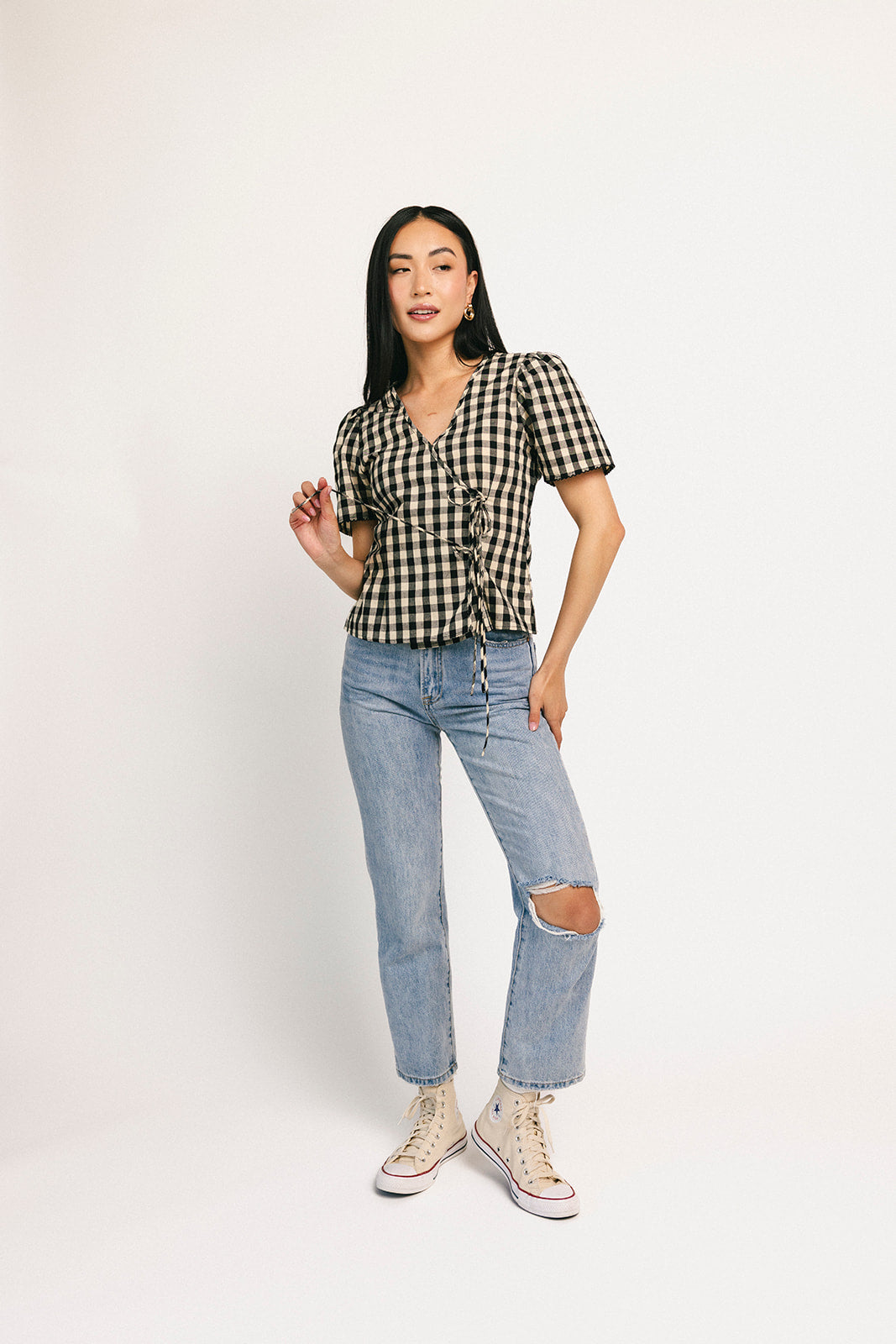 Justine gingham-topp med omlottmönster