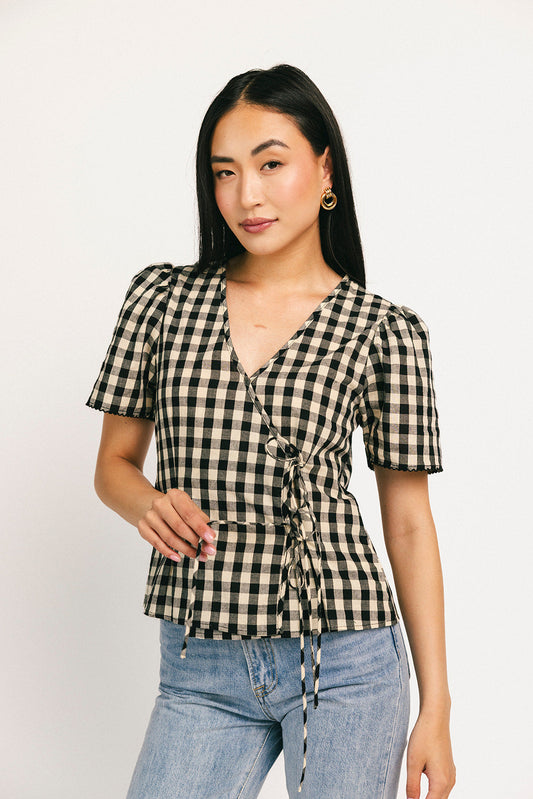 Justine gingham-topp med omlottmönster