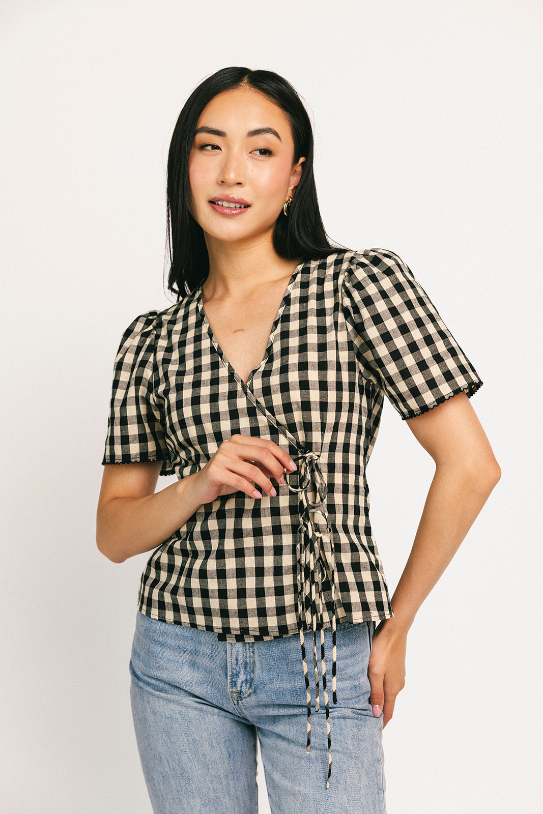 Justine gingham-topp med omlottmönster