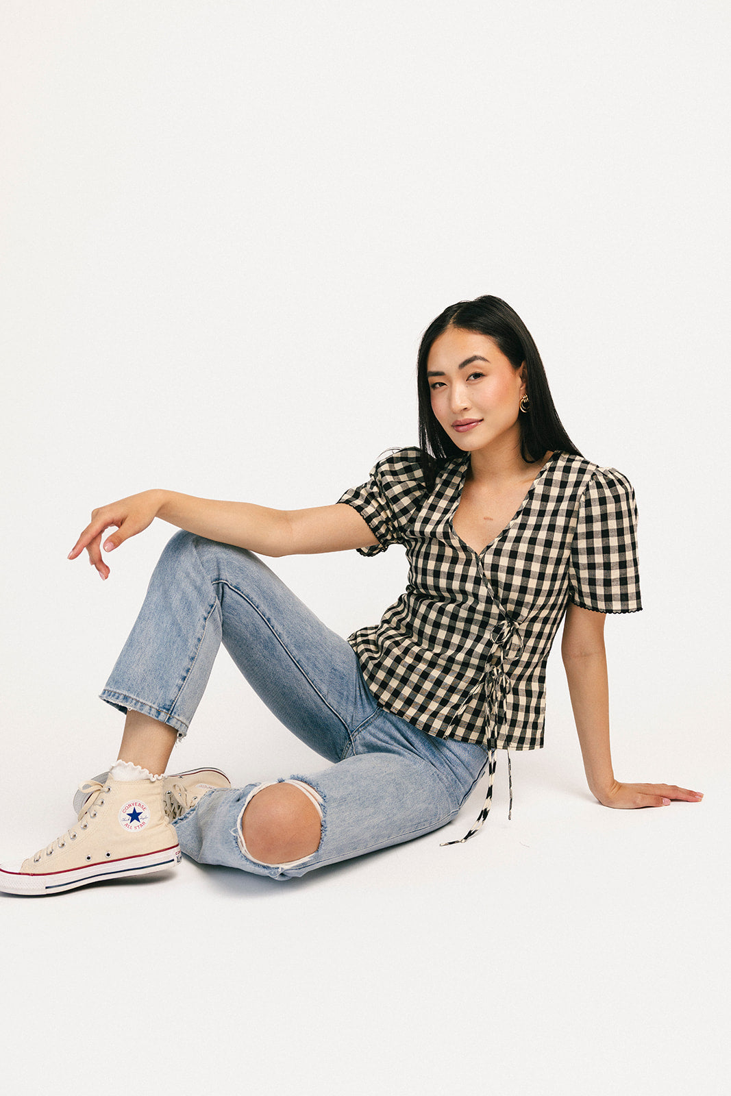 Justine gingham-topp med omlottmönster