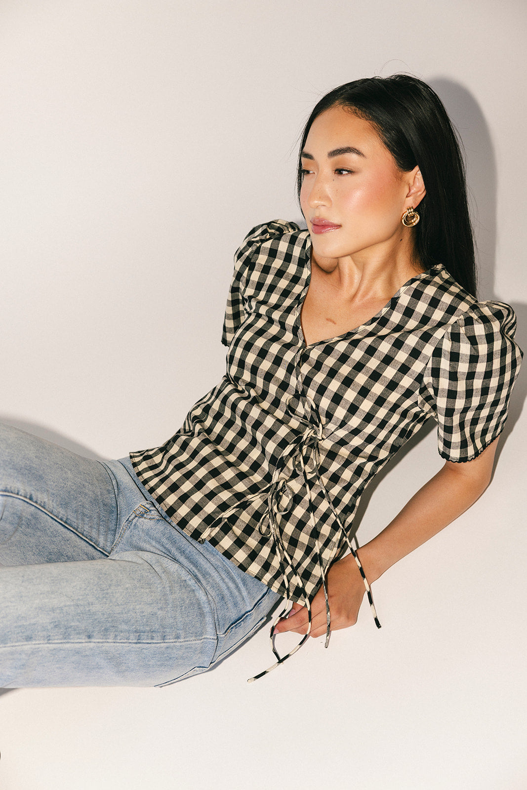 Justine gingham-topp med omlottmönster