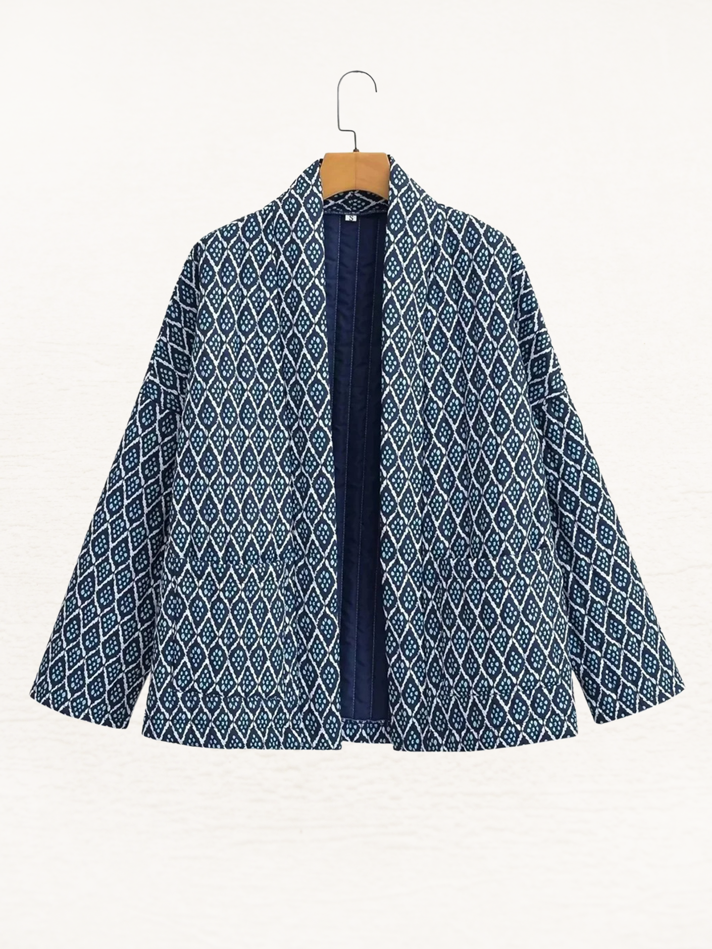 Tessy - Damquiltad jacka Lätt vadderad jacka med elegant geometriskt tryck, mitt upptill