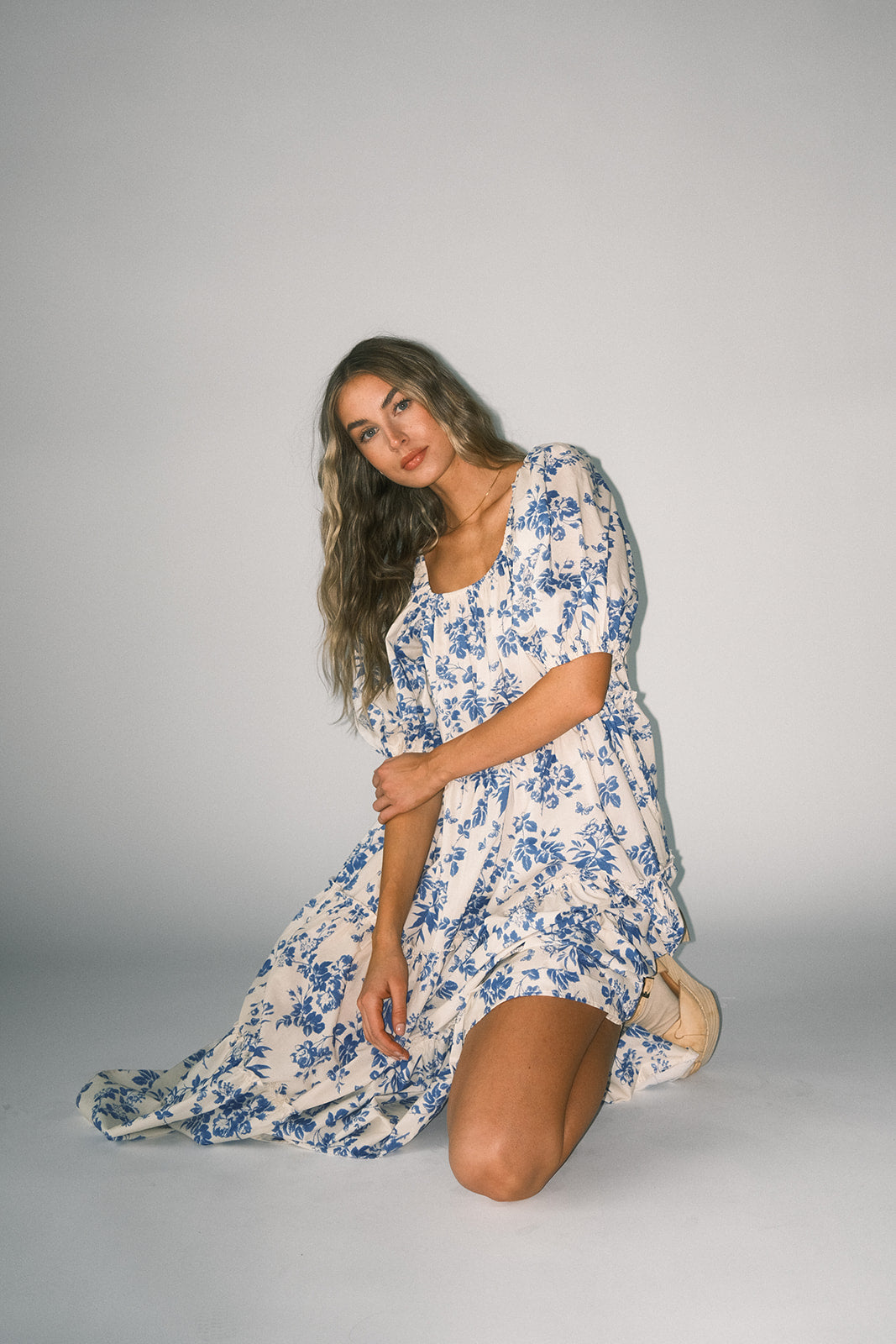 daymaker klänning // blå blommig