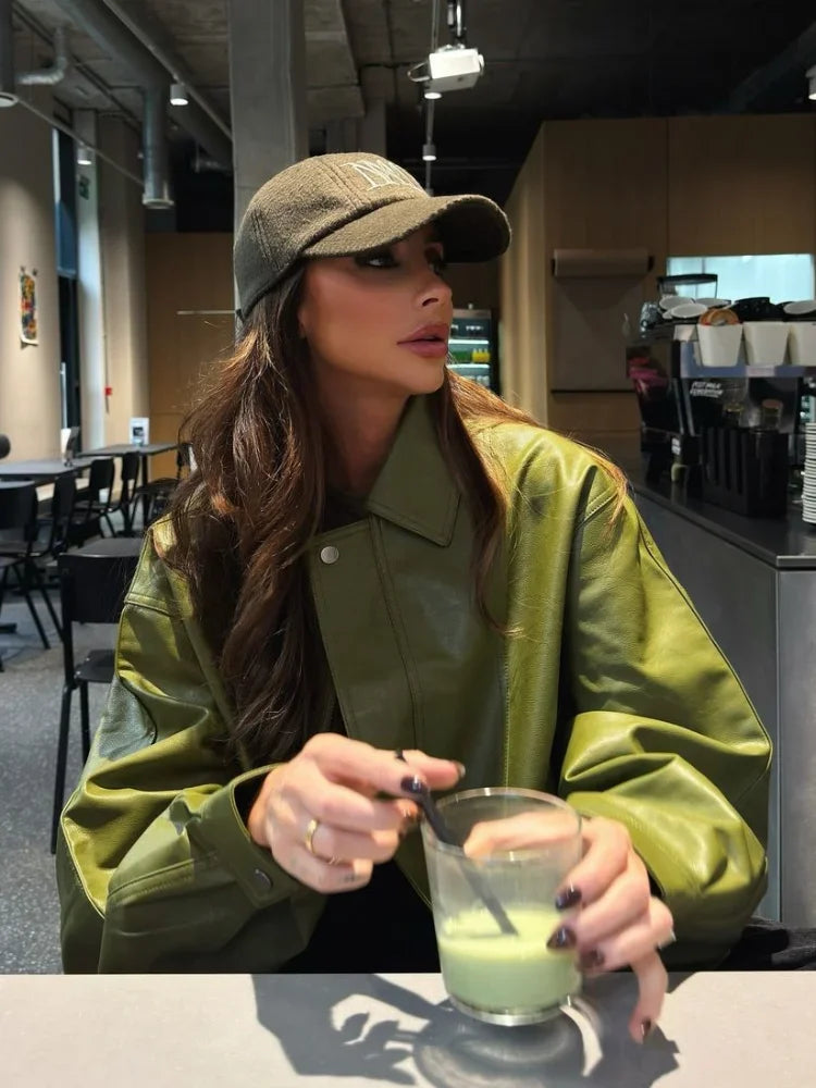 Elza - Stor damjacka i olivgrönt med modern streetwear-look