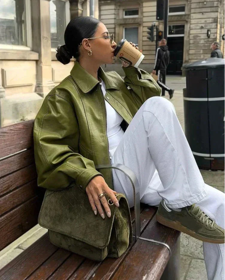 Elza - Stor damjacka i olivgrönt med modern streetwear-look