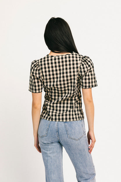 Justine gingham-topp med omlottmönster