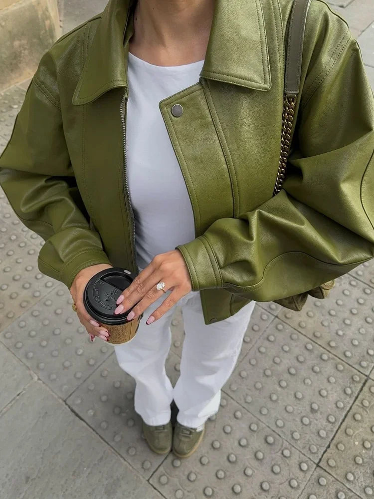 Elza - Stor damjacka i olivgrönt med modern streetwear-look