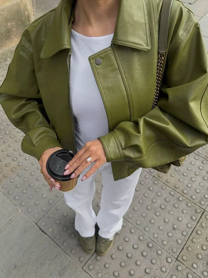 Elza - Stor damjacka i olivgrönt med modern streetwear-look